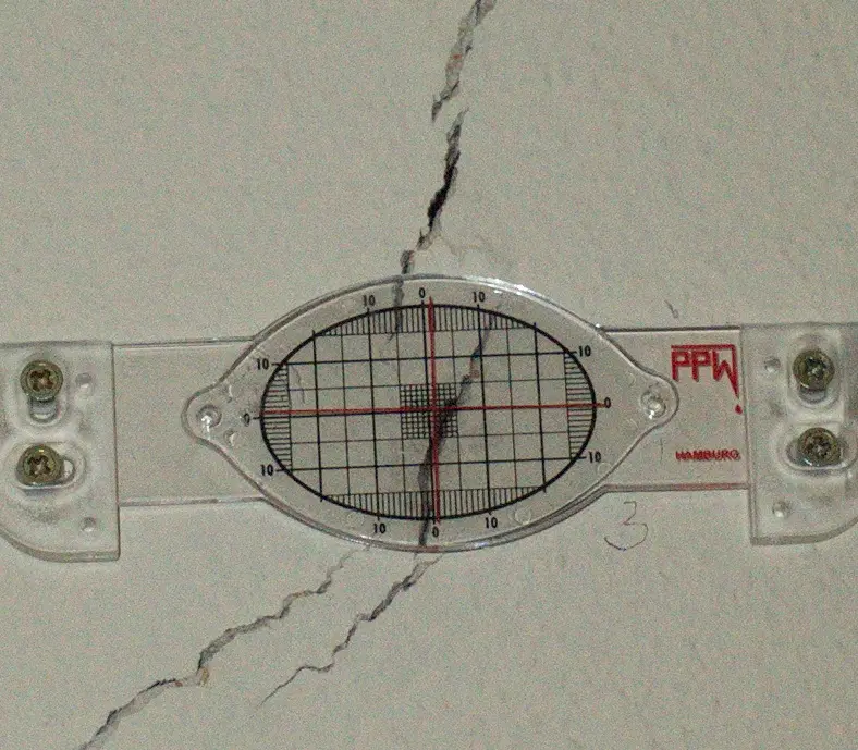 Rissmarke zur Kontrolle von Bauschäden
